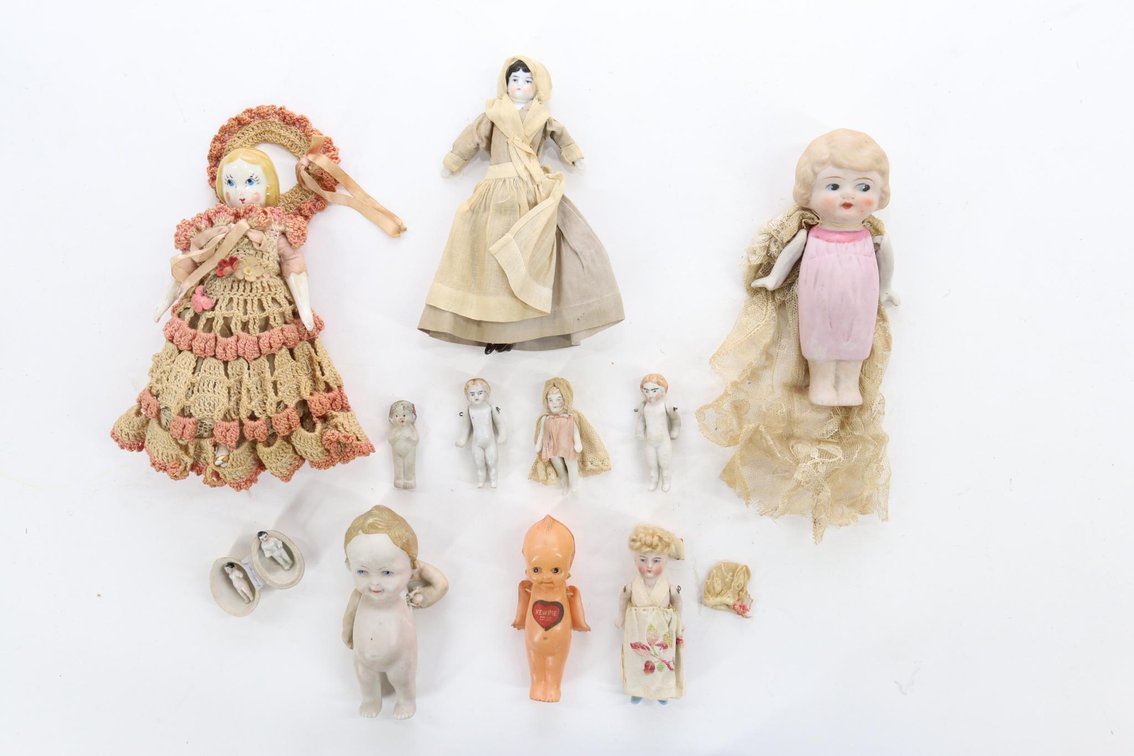LOT OF MINIATURES/DOLLS.