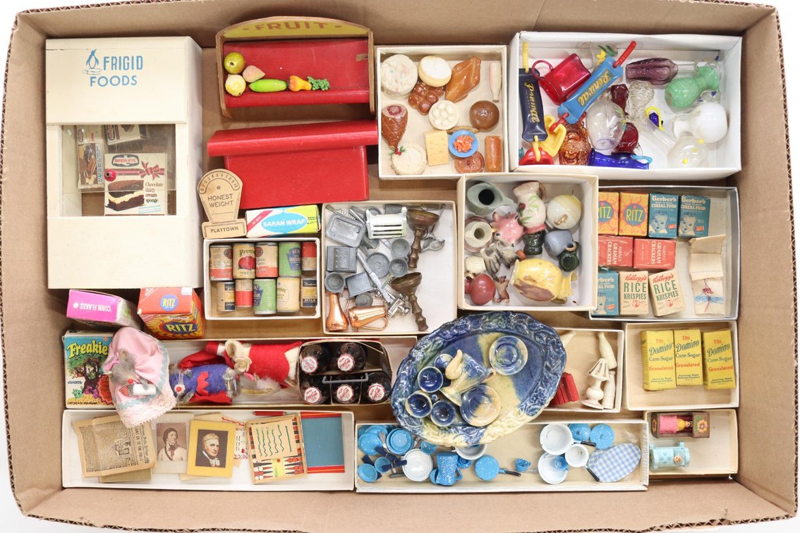 LOT OF MINIATURES/DOLLS.