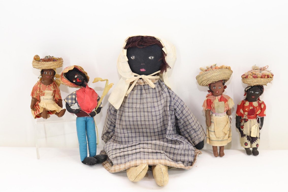 LOT OF BLACK DOLLS.