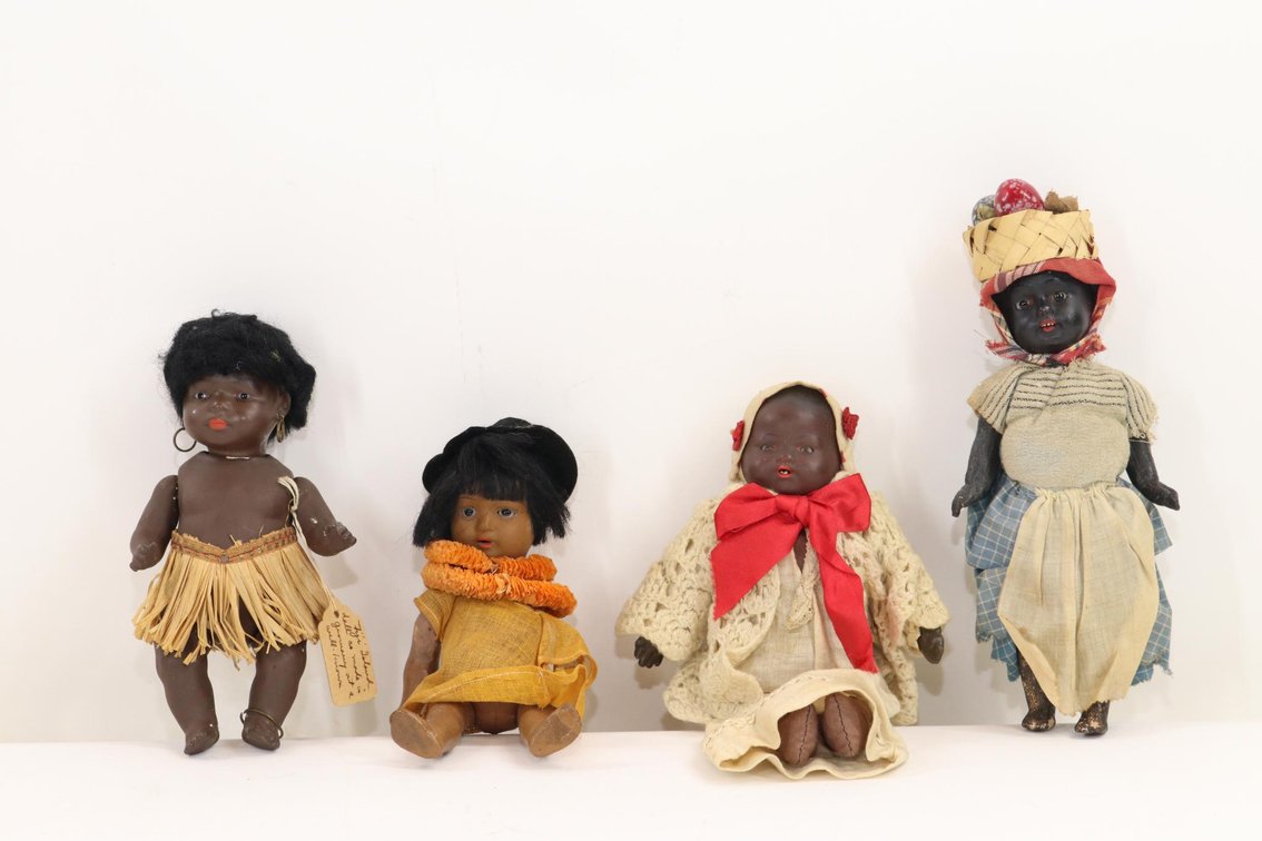 LOT OF BLACK DOLLS.