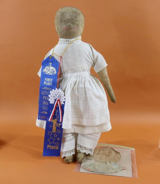 LOT OF CLOTH DOLLS.