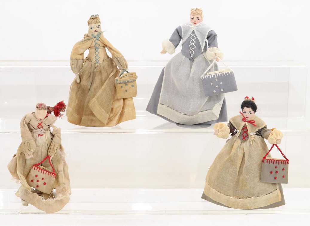 LOT OF CLOTH DOLLS.