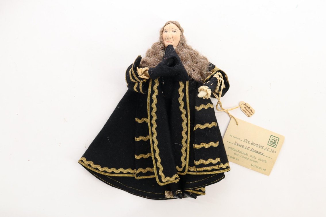 LOT OF CLOTH DOLLS.