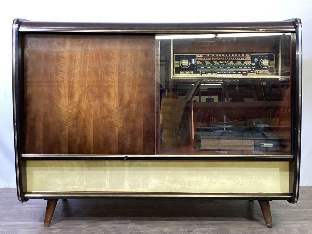 MCM Stereo Vitrine