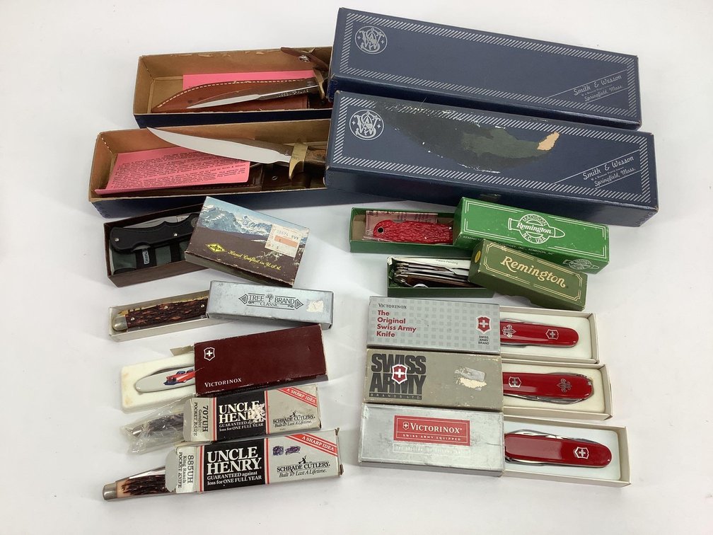 Smith & Wesson Fixed Blade Knives And Assorted Folders