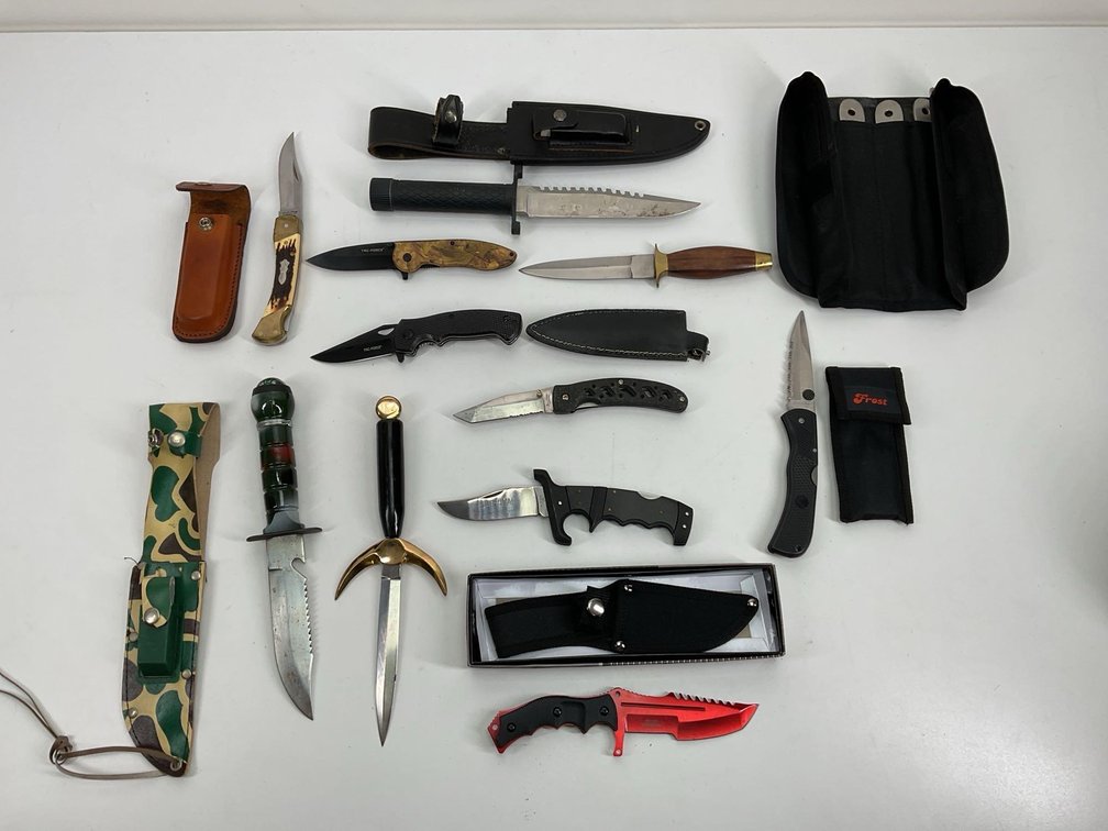 Assorted Knives (17)
