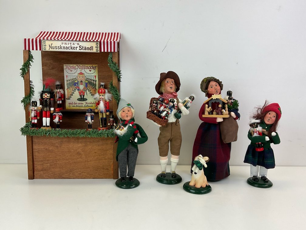 Byers' Choice Christmas Carolers