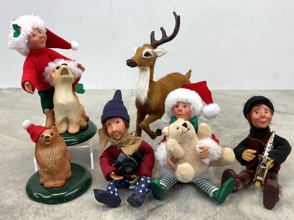 Byer's Choice Kindles Carolers