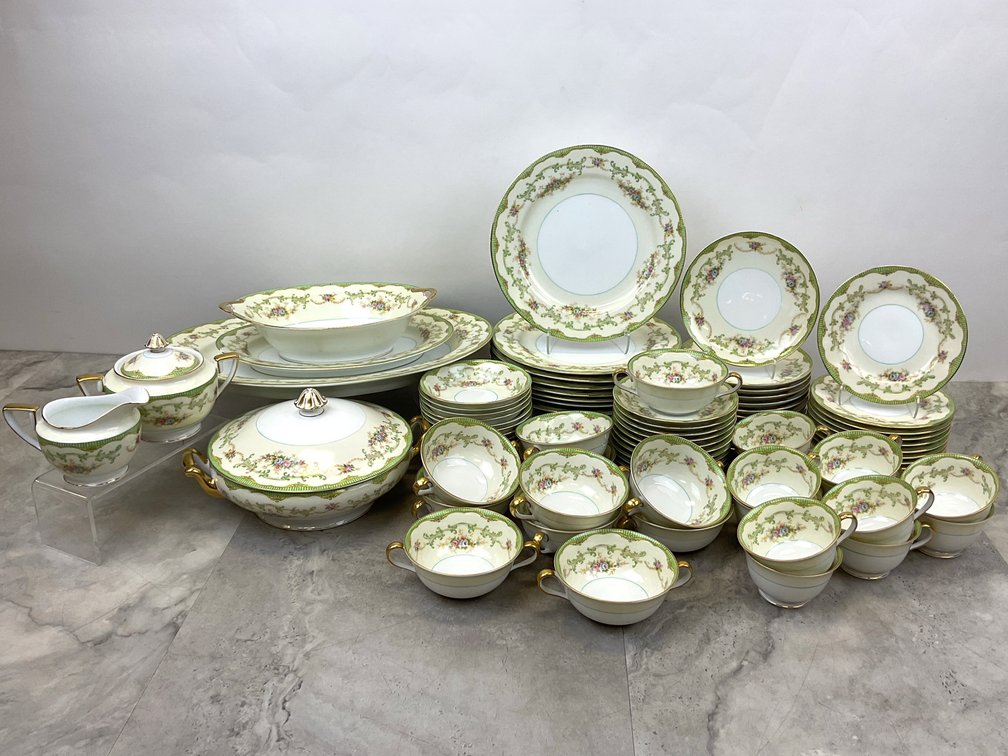 Noritake Pearlene Porcelain Dinnerware Service