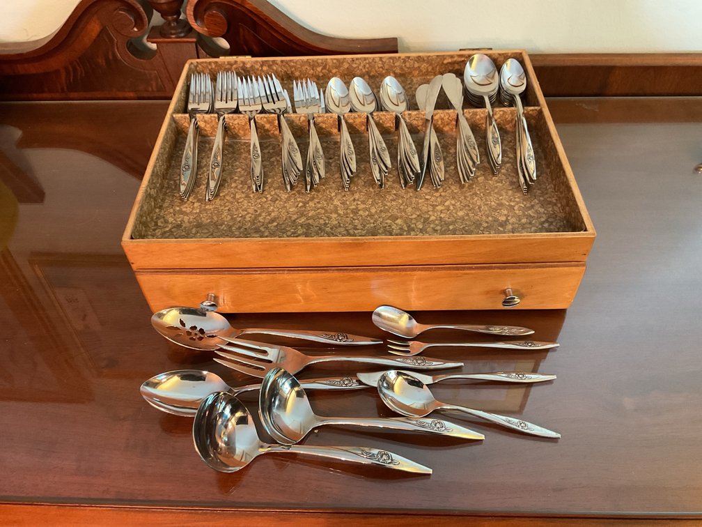 Oneidacraft Deluxe Stainless Flatware Set in Wooden Chest