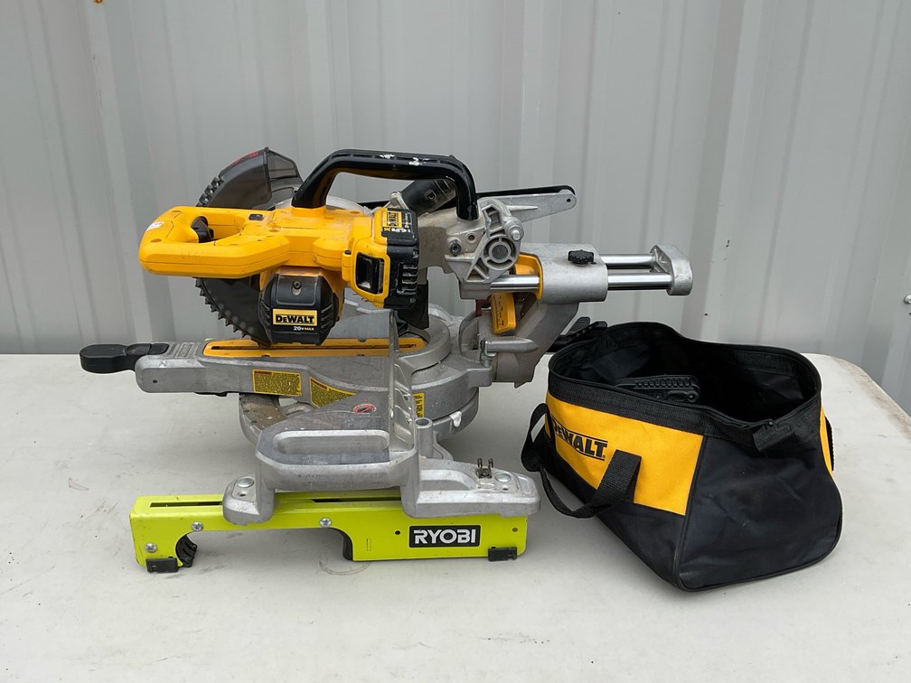 DeWalt 7-1/4" Cordless Sliding Compound Miter Saw