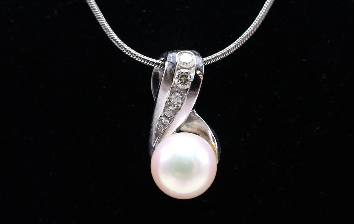 18k WG Pearl Necklace
