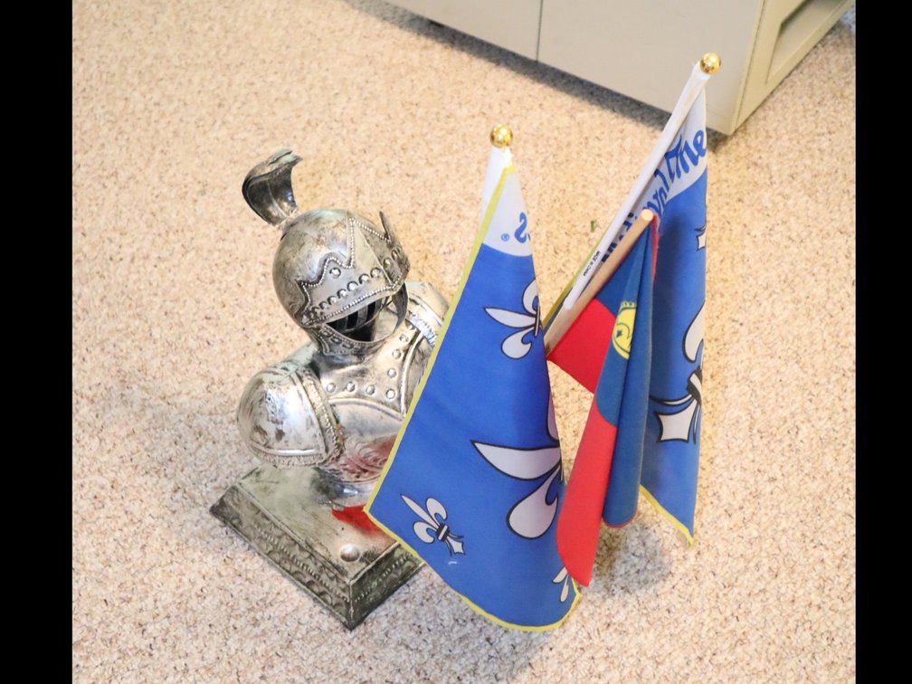 Knight Armor Bust & Small Flags