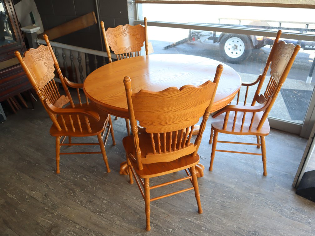 1970s  Early American Oak Table & 4 Chairs