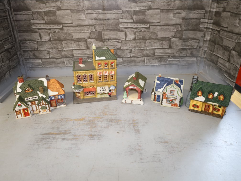 (5) Lemax Dickensville Christmas Village Houses