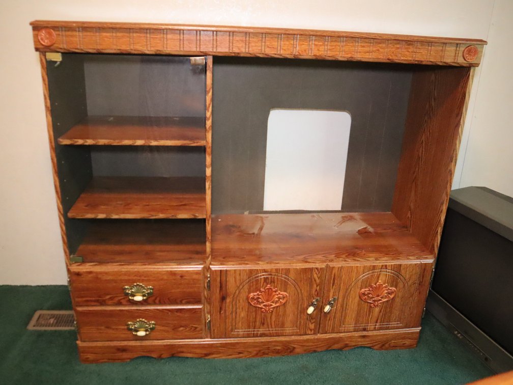Media cabinet with TV niche