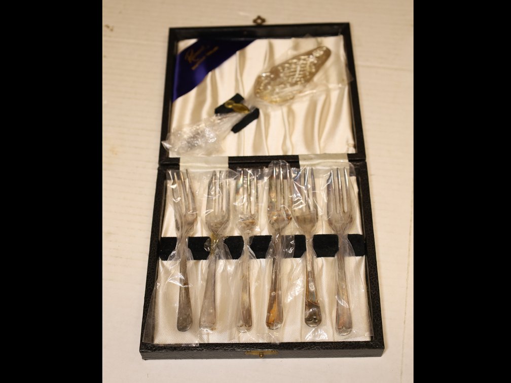 Richmond Sheffield boxed pastry set, (6) fruit forks and pierced serving spatula