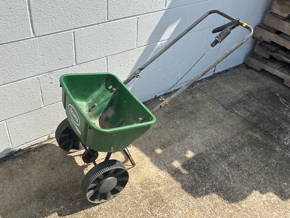 Scotts 1000 Broadcast Spreader