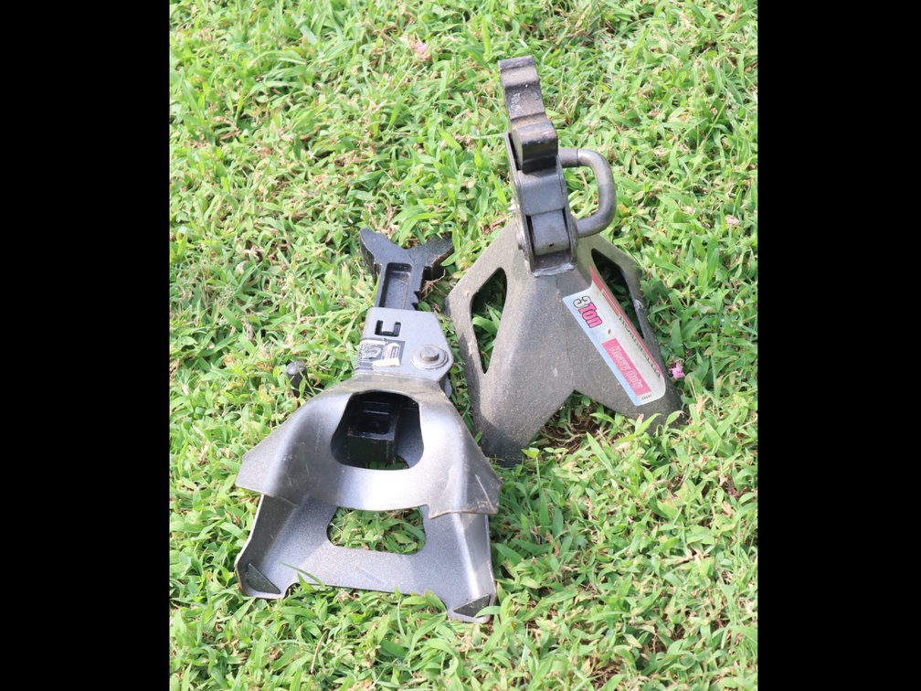 (2) Pittsburgh Automotive 3 Ton Jack Stands