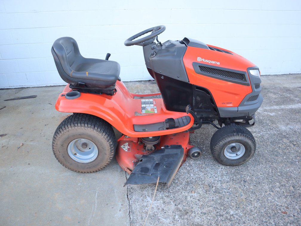 Husqvarna YTH18542 Riding Lawn Mower w/ 42" Deck