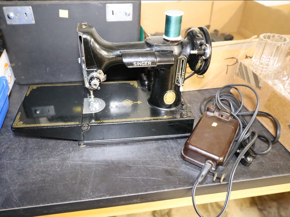 Singer Featherweight Sewing Machine w/ Case/Attachments Box