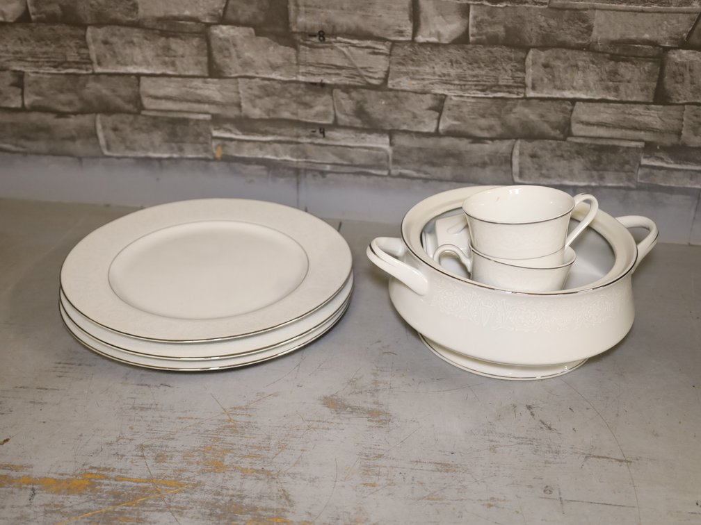 Mixed Dinnerware Including: Dinner Plates, Bowls, Gravy Boat & More!
