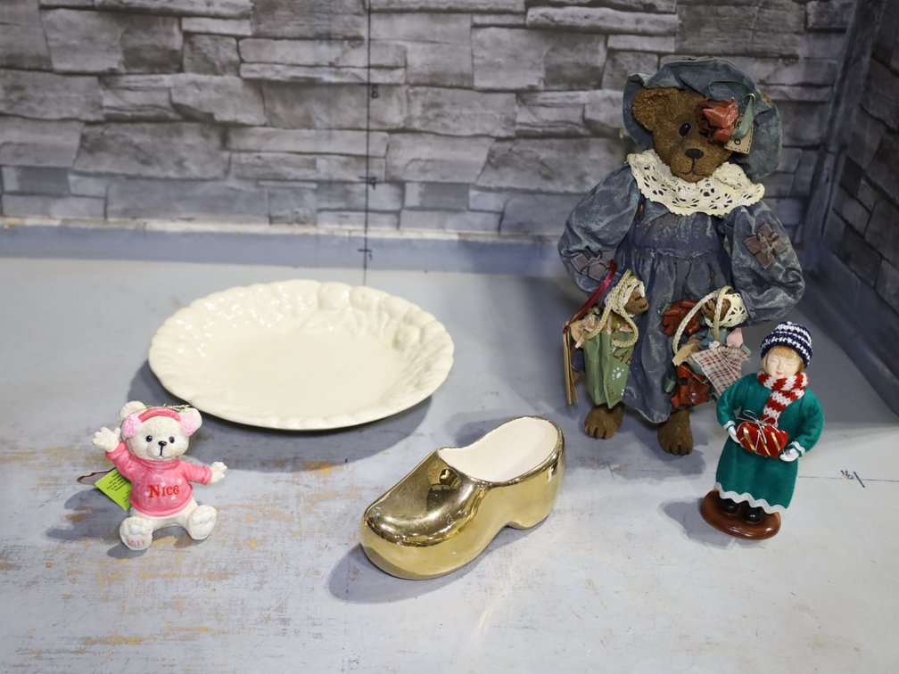 Holiday Decor & Figurines