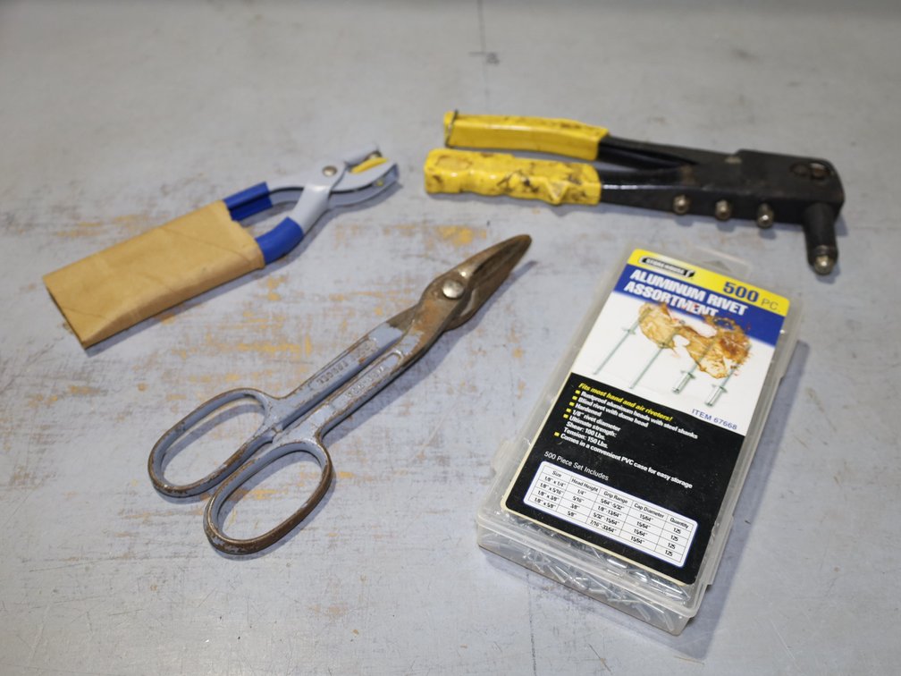 Pop Rivet Gun w/ Aviation Snips, Locking Pliers, & 500 Piece Aluminum Rivet Assortment.
