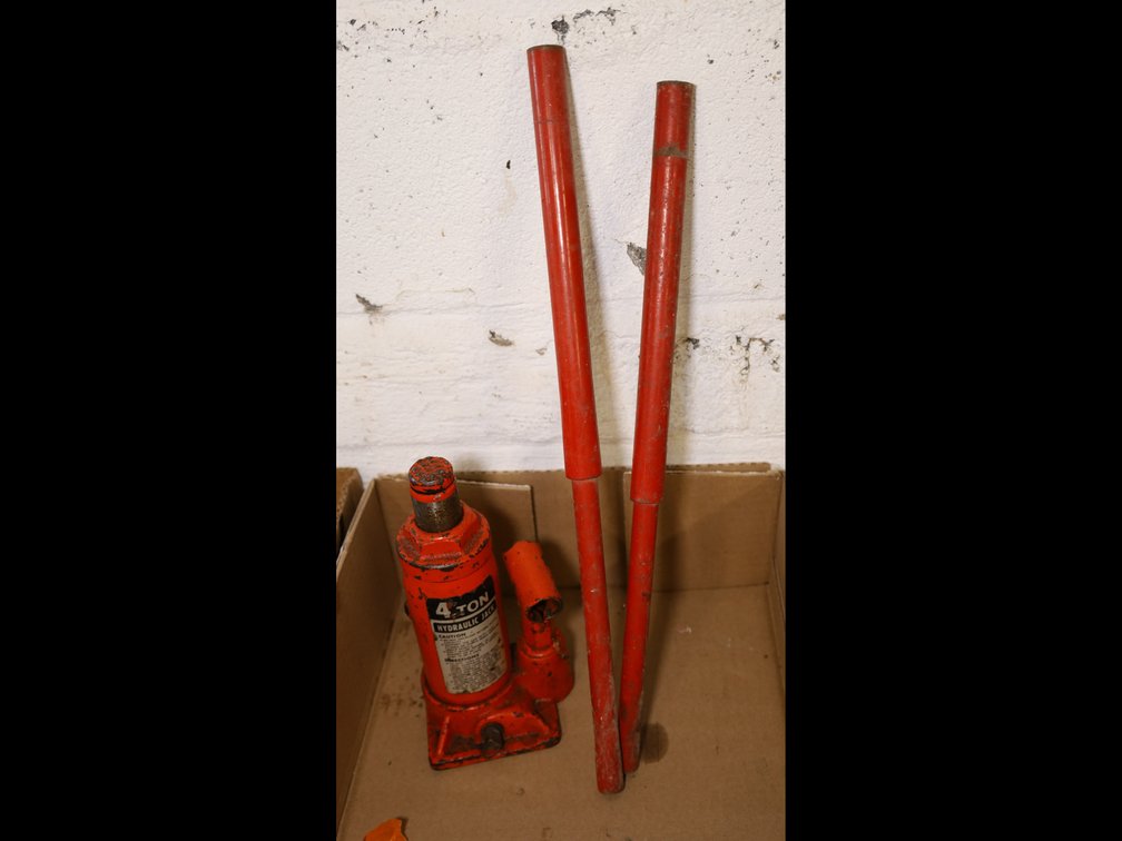 4-Ton Hydraulic Bottle Jack w/ Handle