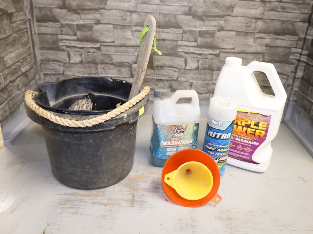 Car Cleaning Bucket w/ Brush, Soap Applicator and more...