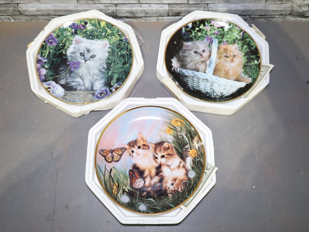 Franklin Mint / Danbury Mint collectible cat plates - 9