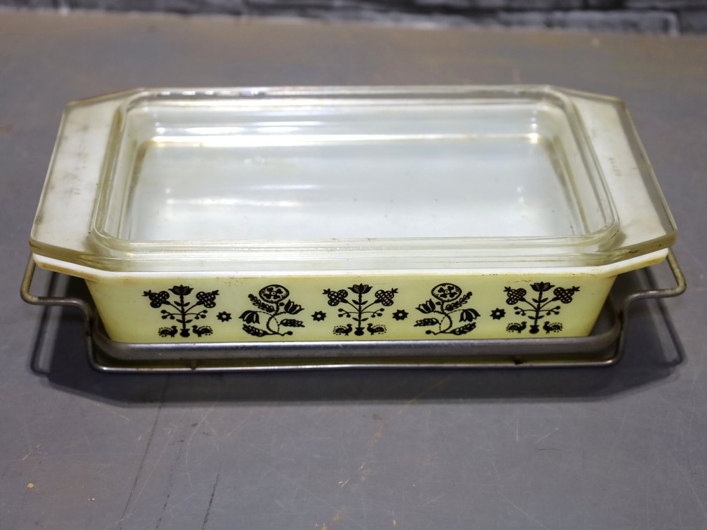 Pyrex space-saver with lid and nesting tray and more