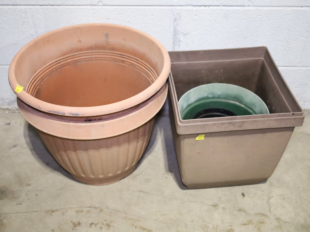 Plastic flower pots