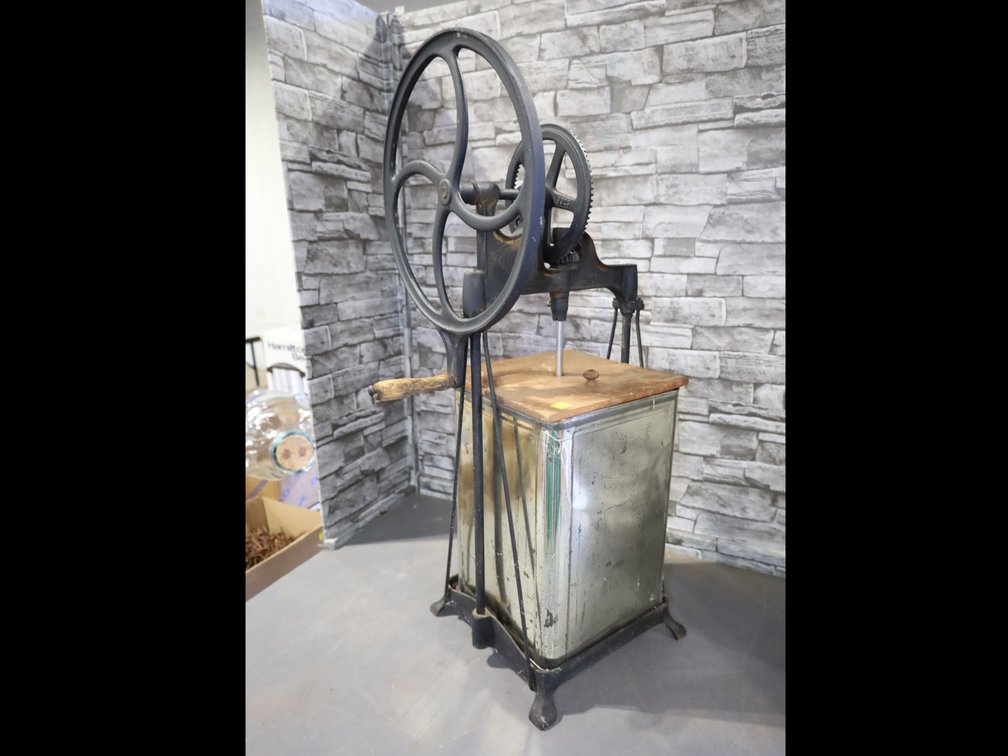Daisy metal churn