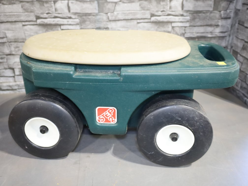 Rubbermaid Step 2  rolling garden seat and small plastic stepstool