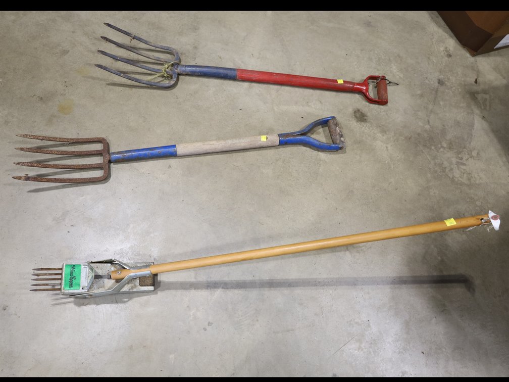 2 garden forks and edger/weeder