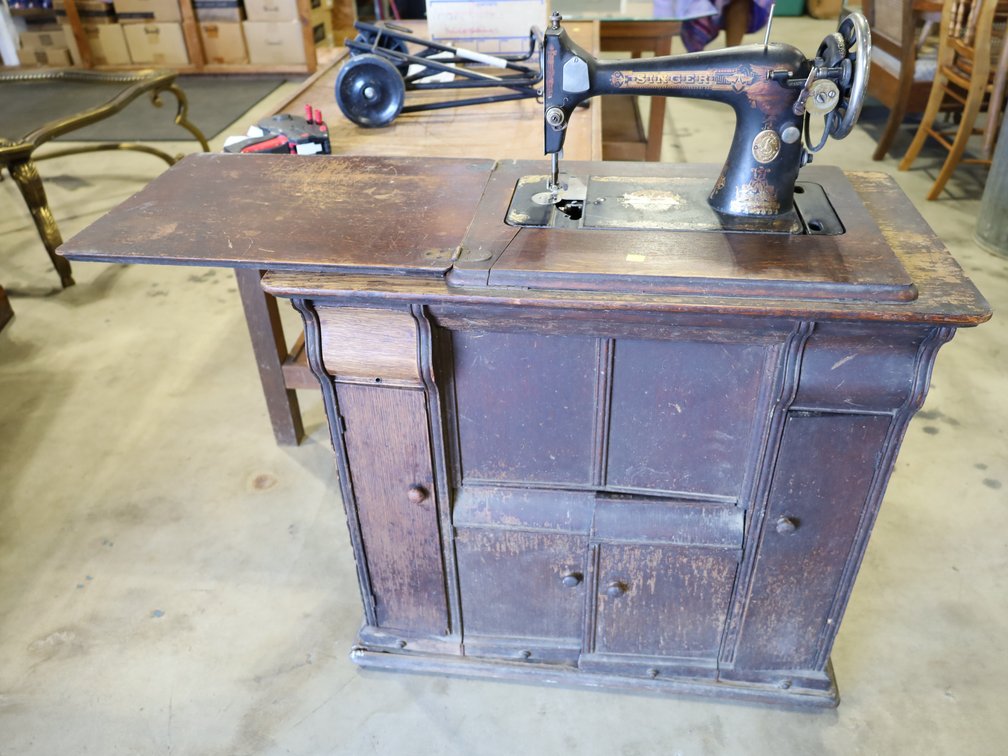 Antique Singer sewing machine in case with parts