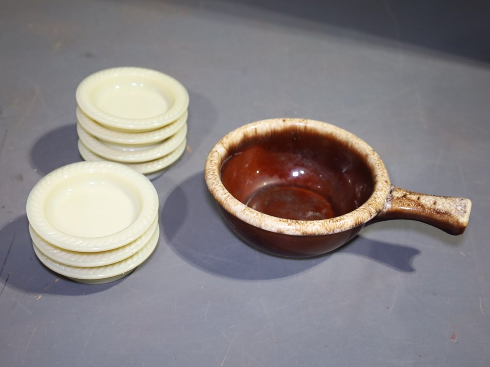 Hull oven-proof handled soup bowl and 7 miniature bowls