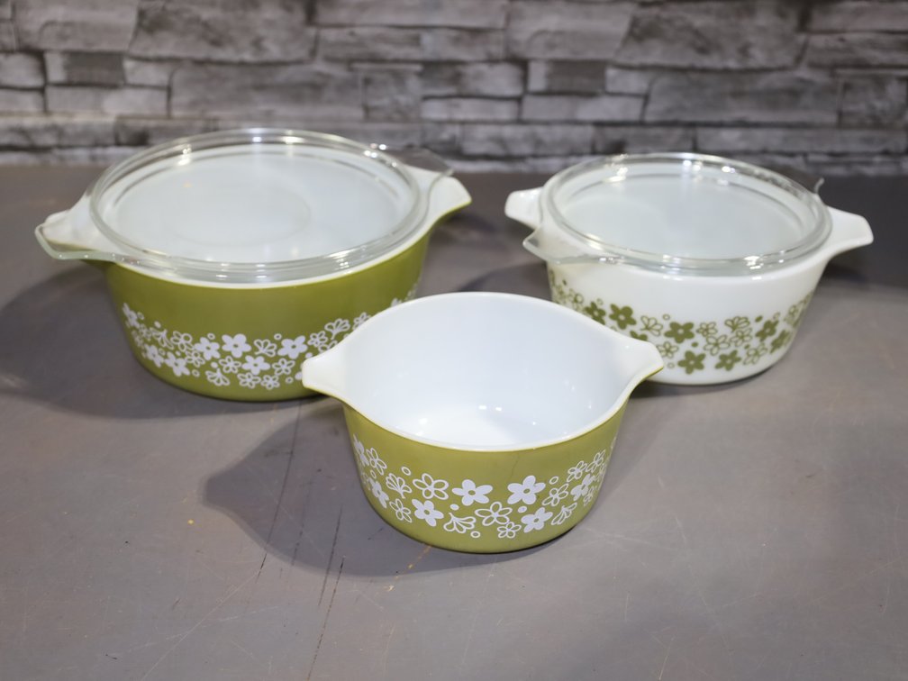 3 nesting avocado PYREX round eared casserole dishes, 2 lids