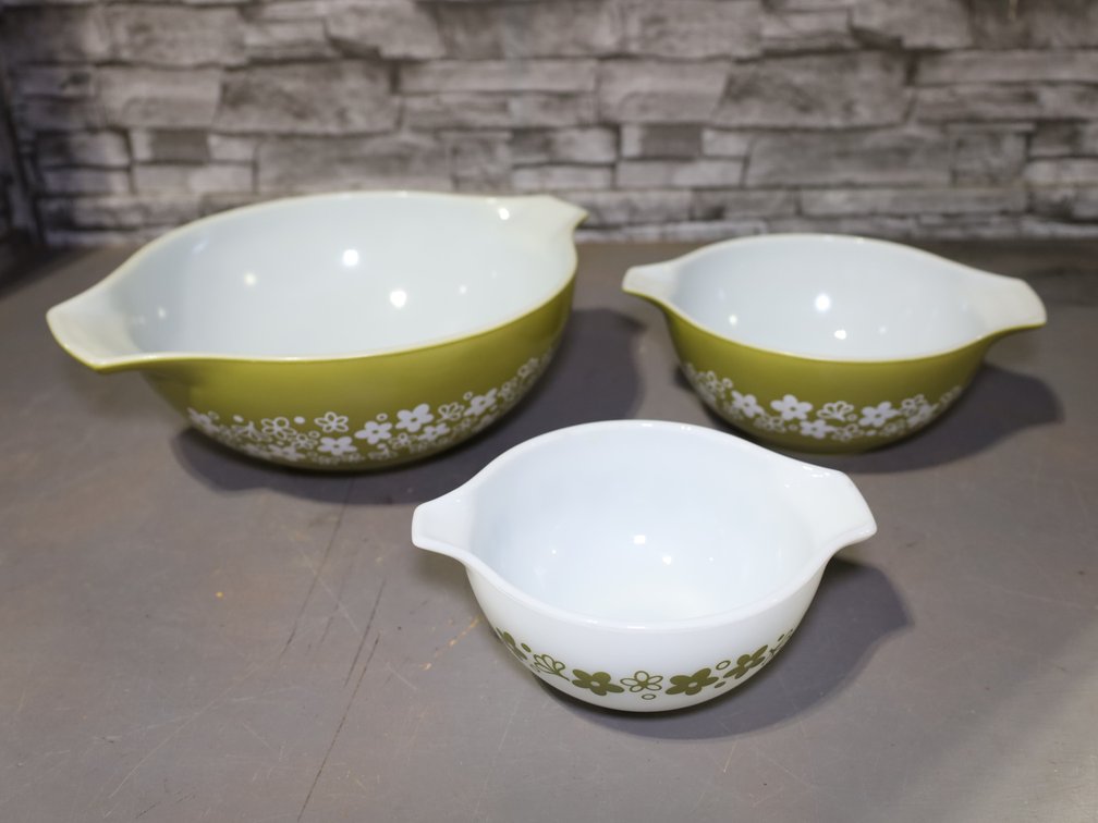 3 nesting eared Pyrex avocado/white mixing bowls