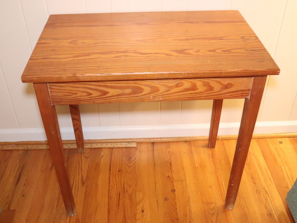Accent pine table