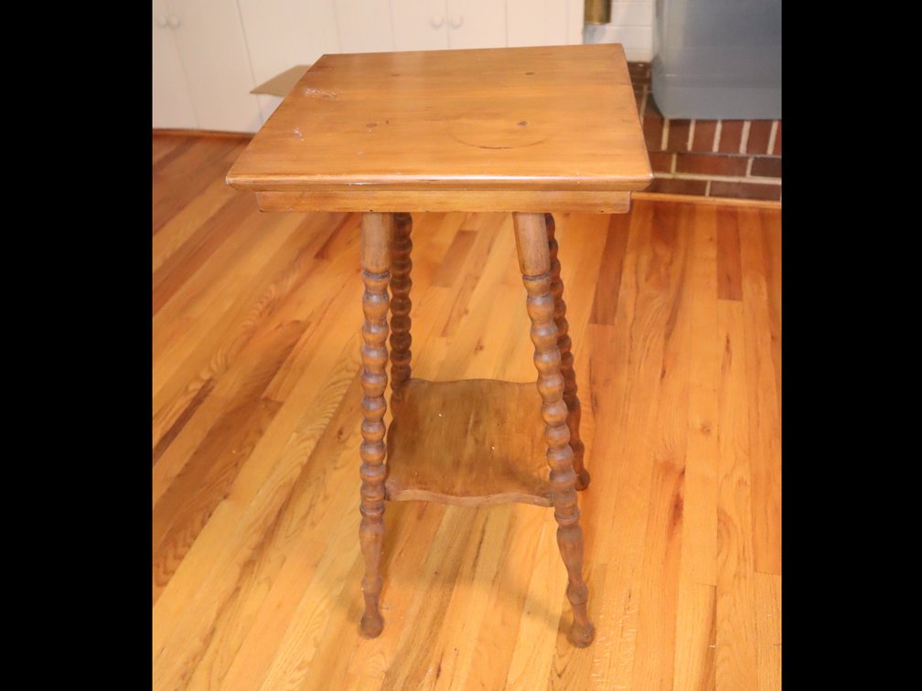 Spindle-leg parlor table with shelf