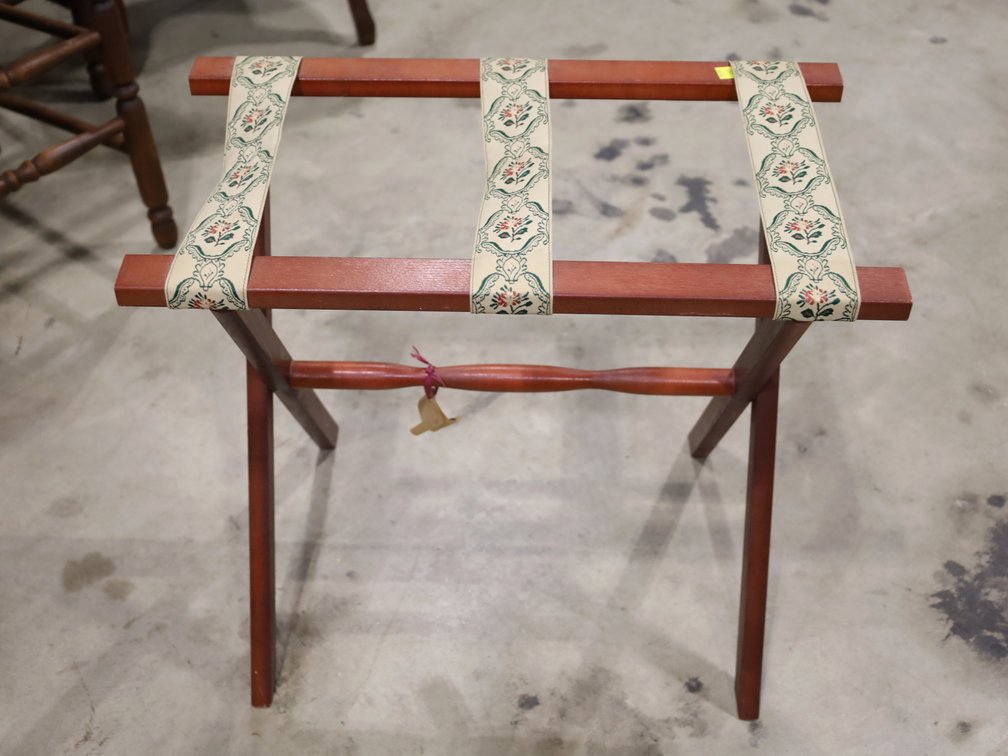 Folding wooden luggage stand