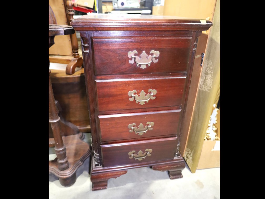 Small wooden chest of 4 drawers