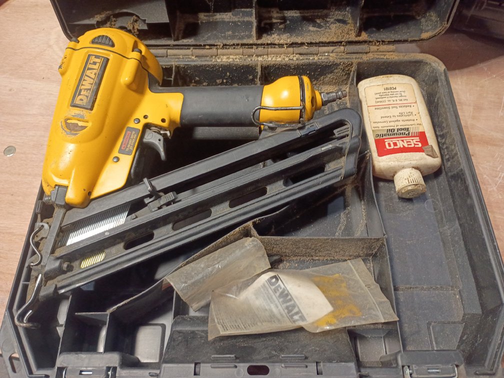 DeWalt Pneumatic 34° Angled Finish Nailer