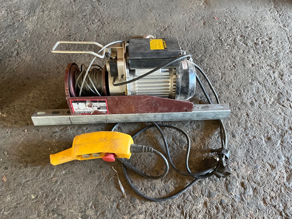 Northern Industrial 1,500lb Capacity Electric Hoist