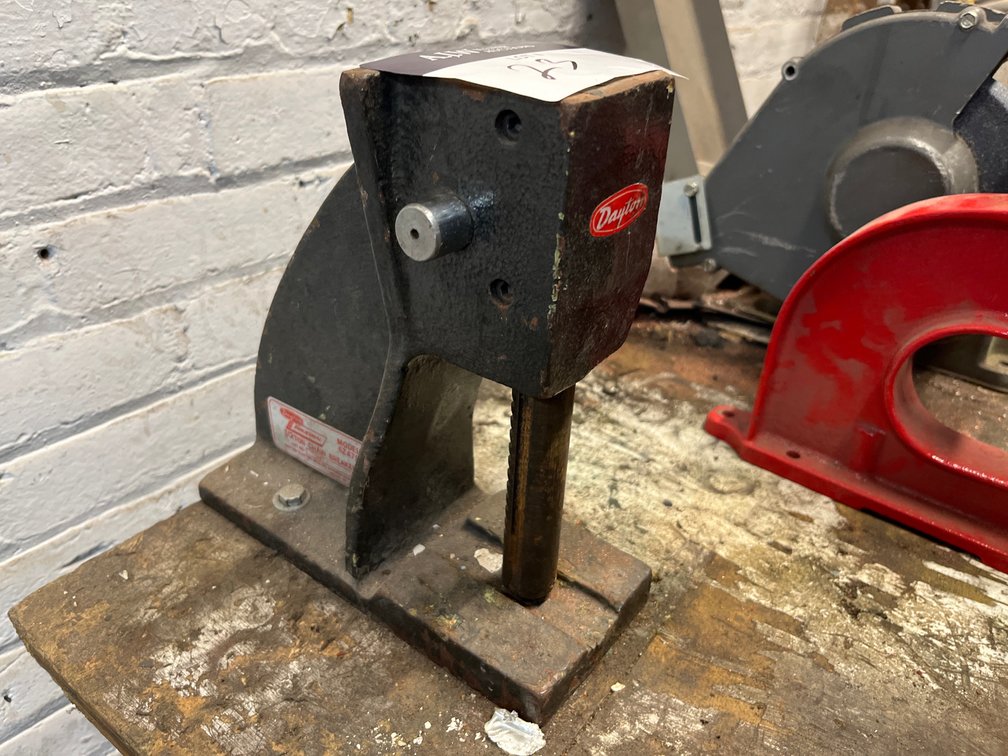 Dayton Countertop 1/2-Ton Chain Breaker