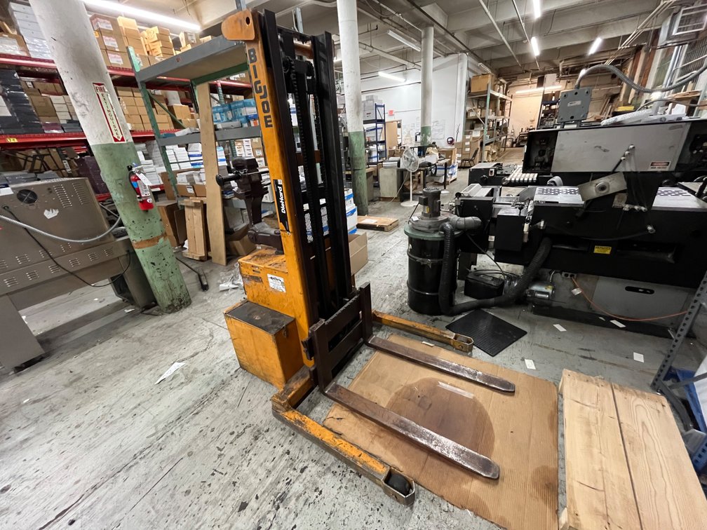 Big Joe 2,000lb Capacity 12V Electric Pallet Jack