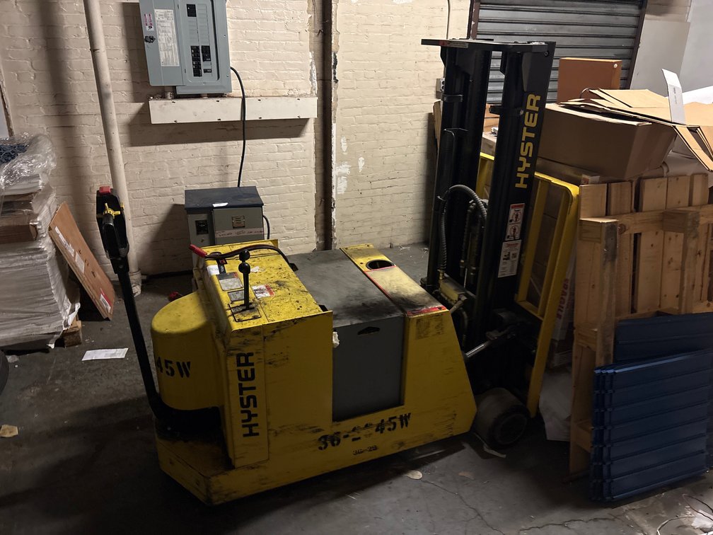 Hyster 30 3,000lb Capacity 24V Electric Pallet Jack