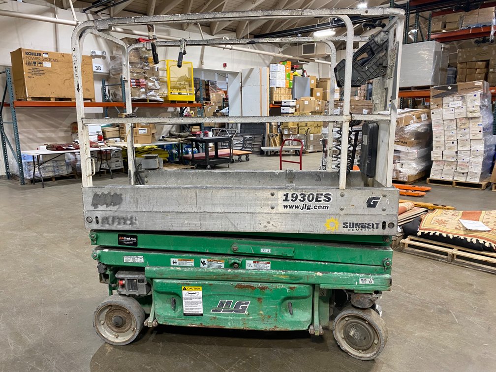 JLG 1930ES Compact Electric Scissor Lift (battery does not hold charge)